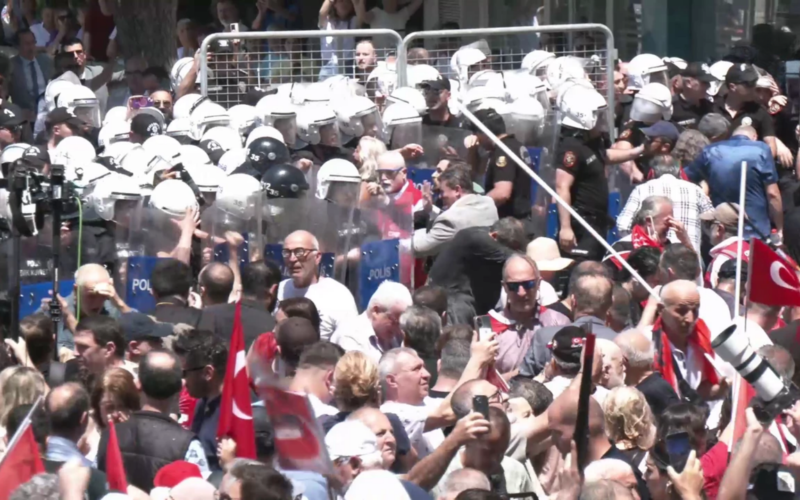 İzmir’de miting gerginliği: Müdahale sırasında 2 kişi gözaltına alındı 1 Izmir Miting Gozalti FMSMps