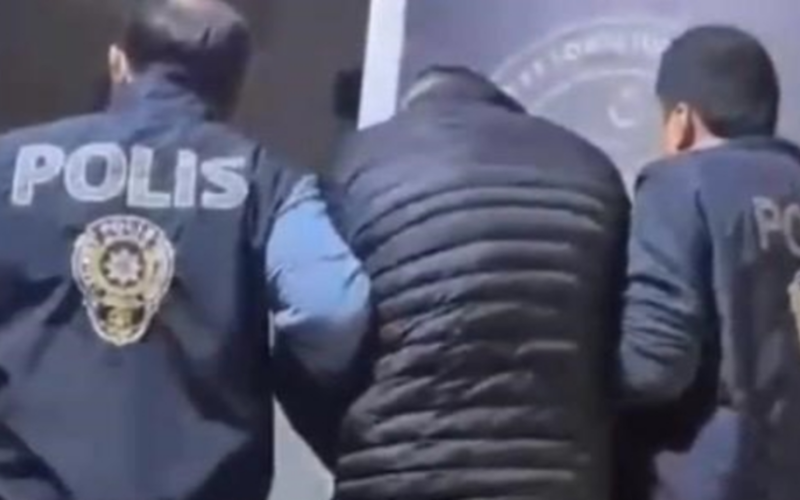 Izmirde 50 Yil Hapis Cezasiyla Aranan Supheli Gardiropta Yakalandi EGz9T0
