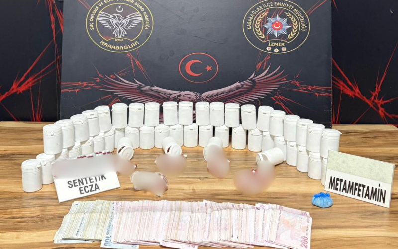 Karabağlar'da zehir tacirine darbe: 2 bin 620 hap yakalandı 1 Karabaglarda Zehir Tacirine Darbe 3oYVjh