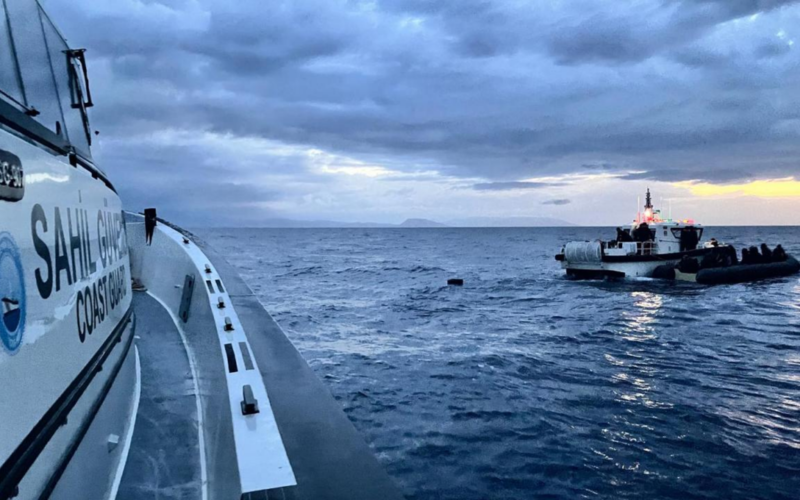 Karaburun açıklarında sürüklenen bottaki 17 düzensiz göçmen kurtarıldı 1 Karaburun Aciklarinda 17 Duzensiz Gocmen Kurtarildi Vn2D97