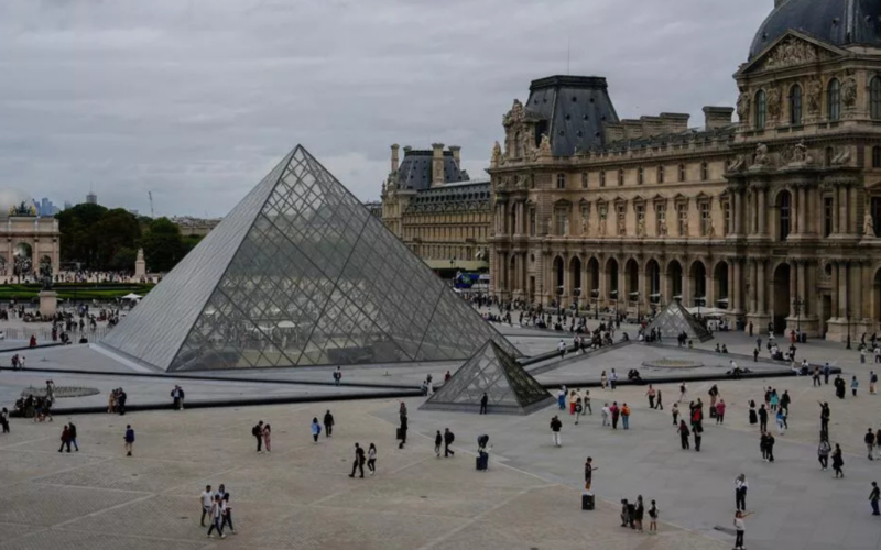 100 milyon dolarlık Louvre Müzesi soygunu beyaz perdeye taşınıyor 1 Louvre Muzesi Ir1fZH