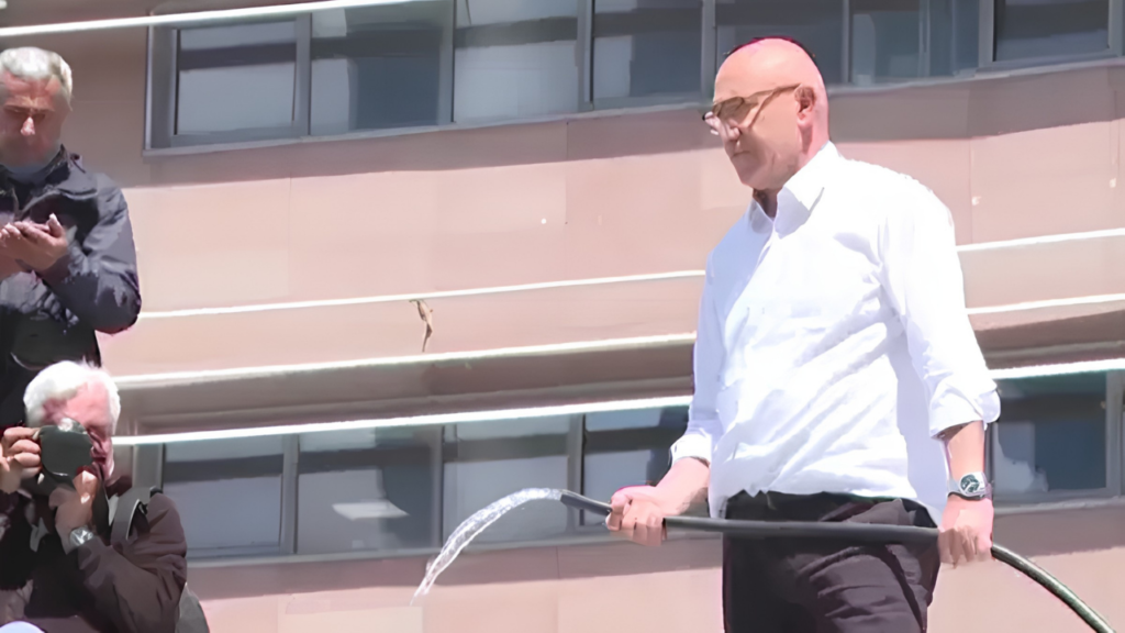 İzmir Son Dakika Haberleri 18 CHP Genel Merkezi’nde tahliye gerginliği büyüyor: Mahmut Tanal, elinde hortumla çatıya çıktı