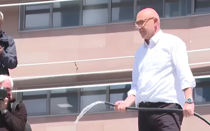 CHP Genel Merkezi'nde tahliye gerginliği büyüyor: Mahmut Tanal, elinde hortumla çatıya çıktı 1 Mahmut Tanal 4 YBUbzb