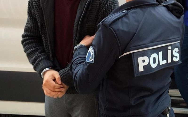 İzmir'de 12 yıl hapis cezası bulunan şahıs yakalandı 1 Polis 26 UTKfZu