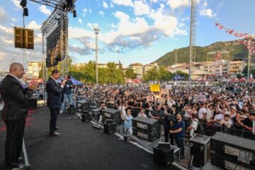 Kemalpaşa Altın Kiraz Festivali coşkuyla tamamlandı: Cemil Tugay gençlere seslendi
