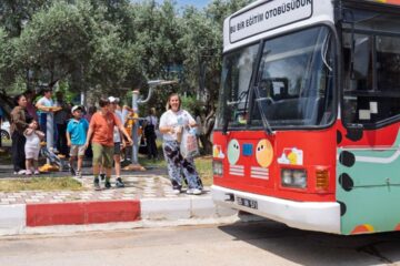 Hurda ESHOT otobüsü eğitim aracına dönüştü: Dobidob çocuklara geri dönüşümü öğretiyor
