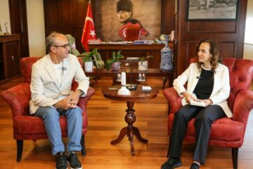 Karşıyaka’da Kardeş Kadrajlar buluşması: Fotoğraf yarışmasının birincisi Başkan Ünsal’ın konuğu oldu