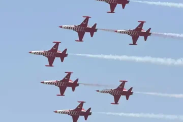 Çiğli’de gökyüzü şöleni: Gençlik ve Havacılık Festivali başladı