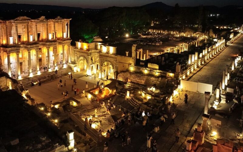 Işıklar altında tarihe yolculuk: Efes Antik Kenti’nde gece müzeciliği başladı