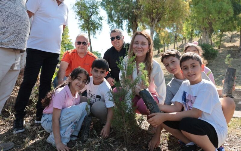 Konak’ta sürdürülebilir gelecek çocuklarla yeşeriyor 1 baskan mutlu konakli miniklerle fidan dikti 1 YZWOrF