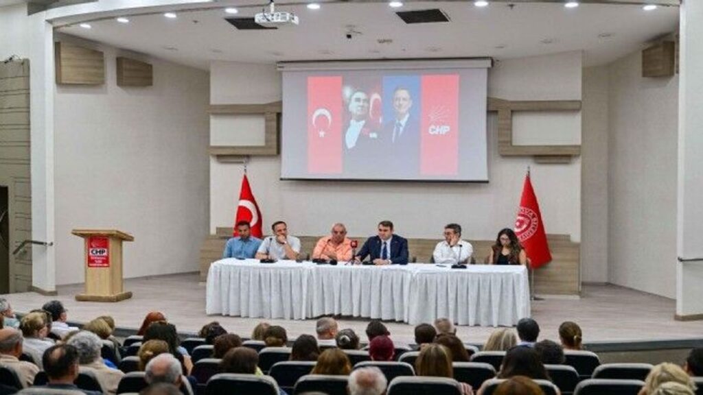 Bornova’da CHP toplantısı: İç kavgaya sürüklemek isteyenlere teslim olmayacağız