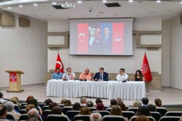 Bornova’da CHP toplantısı: İç kavgaya sürüklemek isteyenlere teslim olmayacağız