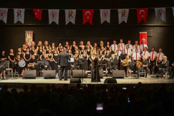 Bornova’da yaza coşkulu merhaba: Ayfer Feray’da müzik ziyafeti