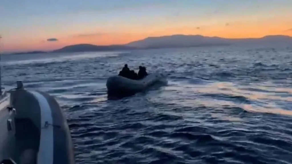 Çeşme açıklarında çifte operasyon: 46 düzensiz göçmen kurtarıldı ve yakalandı