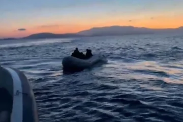 Çeşme açıklarında çifte operasyon: 46 düzensiz göçmen kurtarıldı ve yakalandı