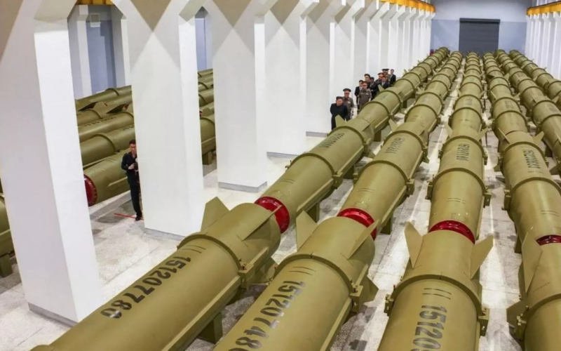 Kuzey Kore lideri Kim Jong-un'dan füze üretimini 2,5 kat artırma talimatı 1 fuze 1 ExvDMg