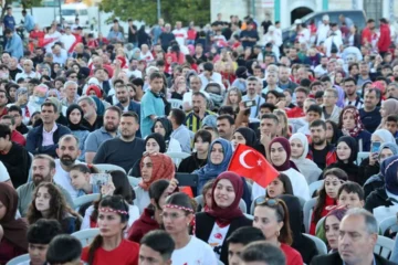 İzmir Dünya Kupası heyecanını meydanlarda yaşadı: Milliler için dev ekranlar kuruldu