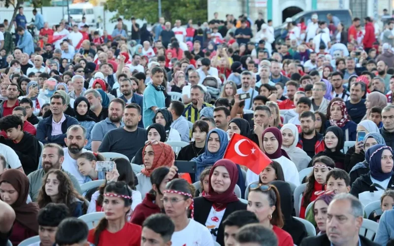 İzmir Dünya Kupası heyecanını meydanlarda yaşadı: Milliler için dev ekranlar kuruldu 1 i z m i r d e m i l l i m a c h e y e c a n i 1361704 404287 KK84Mq