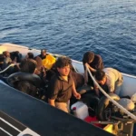 Izmir Aciklarinda 20 Duzensiz Gocmen Yakalandi BxEJcr