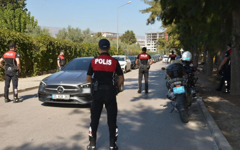 İzmir’de nefes kesen operasyon: Aranan 143 şahıs polisten kaçamadı 1 izmir polisi 4 LK6Zgg
