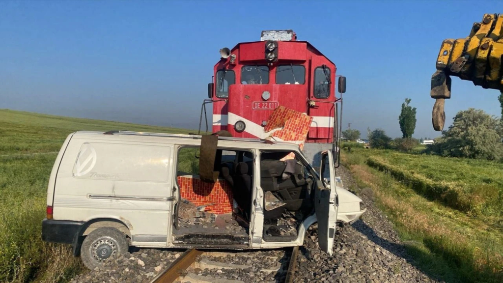 İzmir Son Dakika Haberleri 15 Hemzemin geçitte faciadan dönüldü! İzmir seferini yapan tren kamyonete çarptı