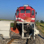 Hemzemin geçitte faciadan dönüldü! İzmir seferini yapan tren kamyonete çarptı