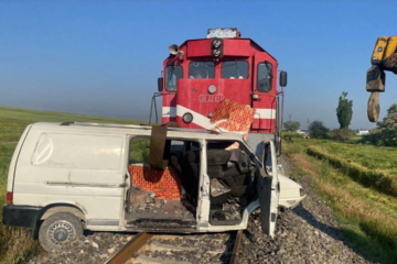 Hemzemin geçitte faciadan dönüldü! İzmir seferini yapan tren kamyonete çarptı