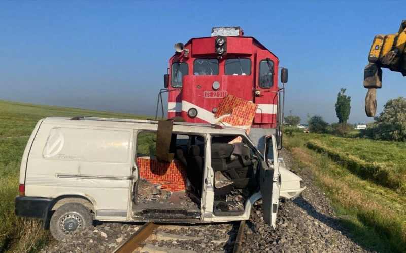 Hemzemin geçitte faciadan dönüldü! İzmir seferini yapan tren kamyonete çarptı 1 izmir seferini yapan tren afyonkarahisarda kamyonete carpti xWED8U