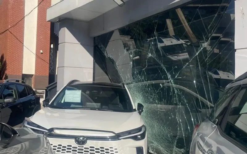 Izmirde Tirin Carptigi Otomobilin Galeriye Savruldugu Kaza Hasara Neden Oldu JE5YWA