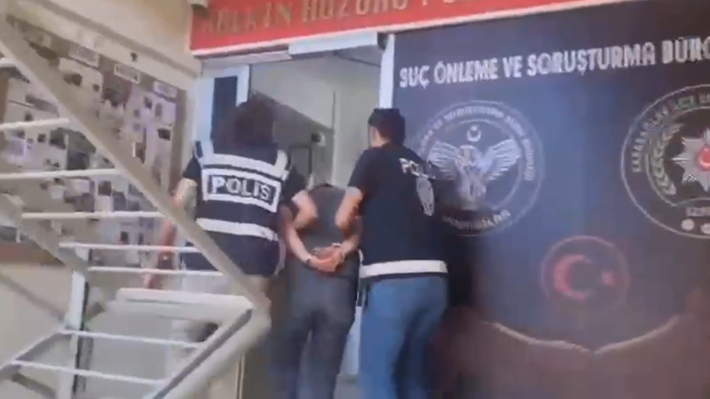 İzmir Son Dakika Haberleri 16 Karabağlar’da uyuşturucu hükümlüsü yakalandı: 18 yıl hapis cezasıyla aranıyordu
