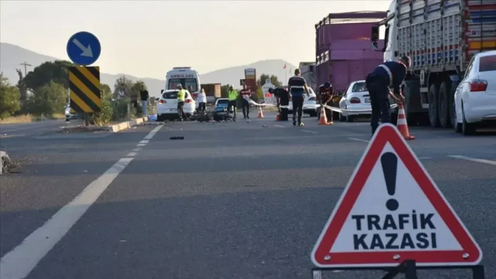 Bornova’da feci kaza: Otomobil TIR’ın altına girdi