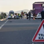 Bornova’da feci kaza: Otomobil TIR’ın altına girdi