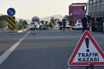 Bornova’da feci kaza: Otomobil TIR’ın altına girdi